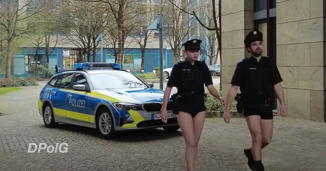 In Baviera i poliziotti girano in mutande per denunciare la mancanza di uniformi: “Non è un pesce d’aprile, c’è poco da ridere”