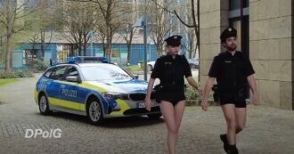 Copertina di In Baviera i poliziotti girano in mutande per denunciare la mancanza di uniformi: “Non è un pesce d’aprile, c’è poco da ridere”