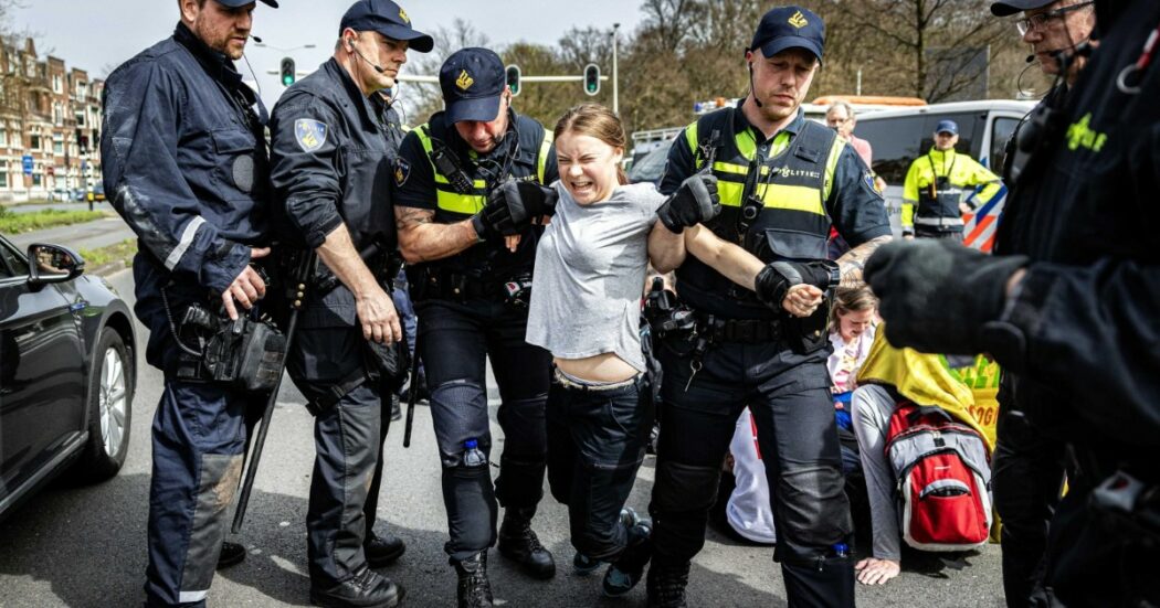 Greta Thunberg fermata dalla polizia olandese durante una manifestazione ambientalista all’Aja
