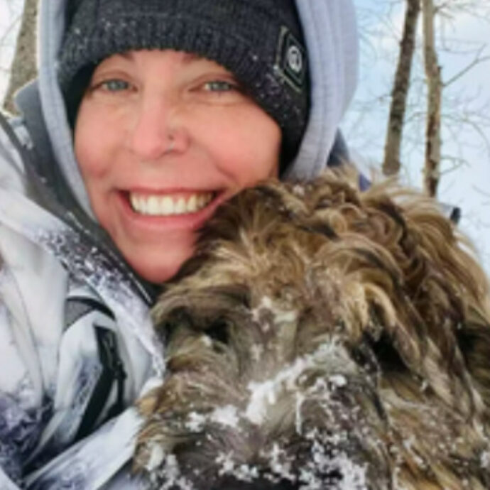 Si tuffa nel fiume ghiacciato per salvare il suo cane: trovati morti insieme, abbracciati. La tragica storia di Amanda