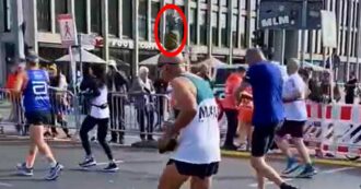 Copertina di Il 70enne Moshe Lederfien correrà la mezza maratona di Berlino con un ananas in testa
