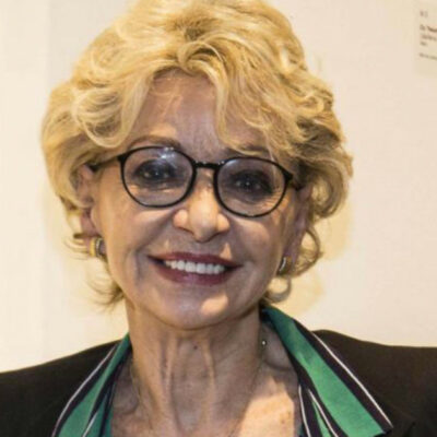 Copertina di Enrica Bonaccorti, aperta la camera ardente. Balivo: “Era una mosca bianca meravigliosa”, Ruta: “Mi ha insegnato a non invidiare le colleghe”