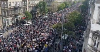 Copertina di Ungheria, migliaia di manifestanti in piazza a Budapest per protestare contro il governo Orban: “Dimettiti, non abbiamo paura”