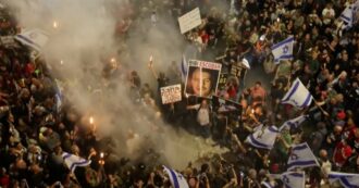 Copertina di Israele, centomila in piazza a Tel Aviv contro il governo Netanyahu: la protesta più imponente da ottobre. Tafferugli con la polizia