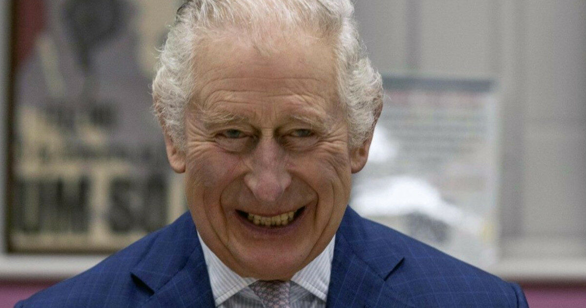 Re Carlo fotografato mentre va a messa sorridente, una settimana dopo la cerimonia pasquale: le immagini del Daily Mail
