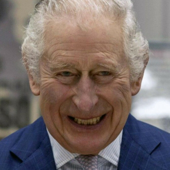 Re Carlo fotografato mentre va a messa sorridente, una settimana dopo la cerimonia pasquale: le immagini del Daily Mail