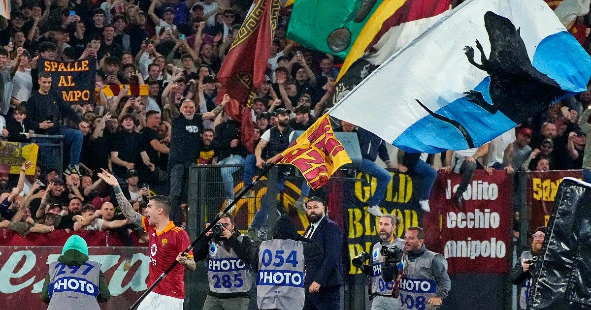 Derby Roma-Lazio, Mancini sventola una bandiera della Lazio con un ...