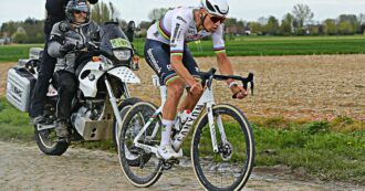 Copertina di Parigi-Roubaix, impresa leggendaria di Van der Poel: trionfa dopo 60 km di fuga. Talmente onnipotente da annichilire la corsa