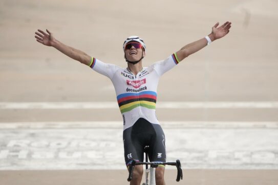 Una tifosa ha cercato di rovinare l’impresa di Van der Poel alla Parigi-Roubaix: voleva farlo cadere