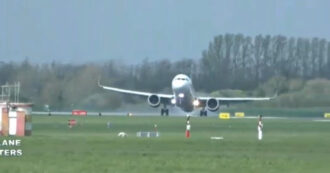 Copertina di Atterraggio da paura sul volo Venezia-Dublino, l’aereo sbanda sulla spinta ed è costretto a prendere quota – Video
