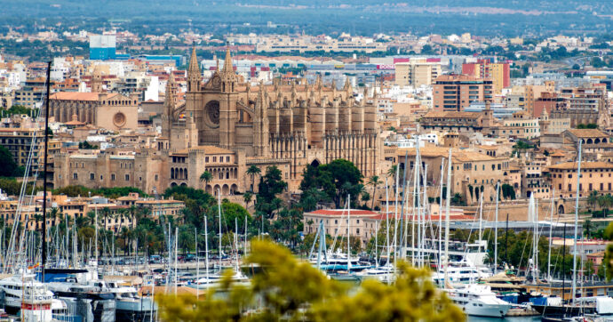 Spagna, il governo verso l’eliminazione dei “visti d’oro” per chi compra case di pregio. “Basta speculazioni immobiliari”