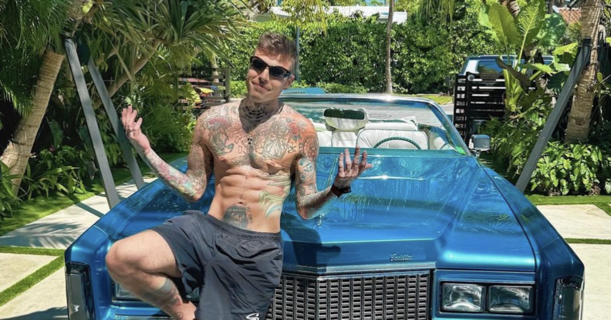 “Fedez fai il paladino dei poveri e ostenti ricchezza”, “Secondo me con le donne…”: il rapper risponde agli haters (a tono)