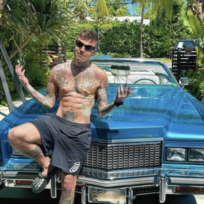 “Fedez fai il paladino dei poveri e ostenti ricchezza”, “Secondo me con le donne…”: il rapper risponde agli haters (a tono)