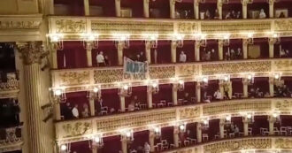 Copertina di Protesta al Teatro San Carlo di Napoli, striscione e urla dal balcone: “Fuori la Nato da Napoli”