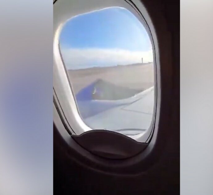 Boeing 737 perde la copertura del motore dopo il decollo: costretto ad atterrare a Houston