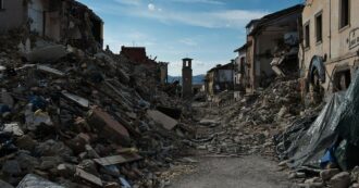 Copertina di Crollo del B&b dopo il terremoto di Amatrice, sette assolti. Condannato il progettista a 3 anni