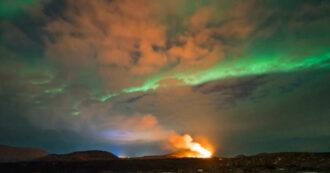 Copertina di Spettacolo in Islanda, l’aurora boreale illumina il cielo durante l’eruzione del vulcano a Grindavik: le immagini