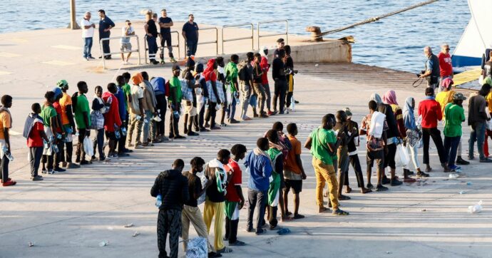 Più migranti verso l’Albania, il governo allarga la lista dei paesi d’origine “sicuri”: anche Egitto e Bangladesh. Cosa cambia davvero