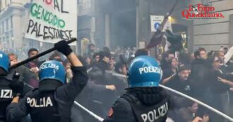 Copertina di Napoli, protesta contro la Nato: scontri tra manifestanti e polizia vicino al Teatro San Carlo. Organizzatori: “8 feriti”