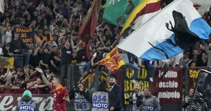 Derby Roma-Lazio, la decisione del giudice sportivo su Mancini: nessuna squalifica per la bandiera col topo