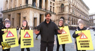 Copertina di Striscia la Notizia, Valerio Staffelli insegue due ladre con un bambino in braccio e le fa arrestare