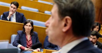 Copertina di Schlein-Conte, stretta di mano (e tanto gelo) a Montecitorio