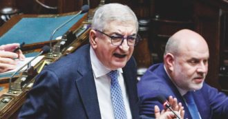 Copertina di Sul lodo Fazzolari la destra si divide, bocciata Boschi. Passa il “salva-Petrecca”: a Rainews basterà una sigla per trasmettere i comizi per intero