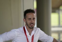 Copertina di Come sta Andrea Dovizioso dopo la caduta: fratture a clavicola, femore e polso. “Questa volta l’ho data bene”