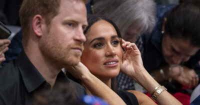 Copertina di “Meghan Markle? Dittatore coi tacchi a spillo. Mandava mail di fuoco già alle 5 del mattino”: 25 dipendenti si licenziano. Compleanno amaro per la duchessa