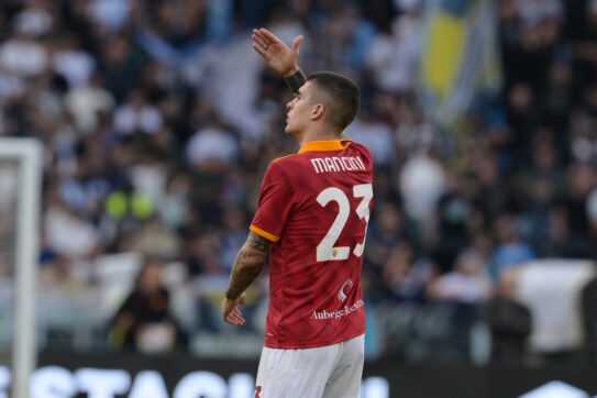 Mancini multato di 5mila euro per la bandiera ‘anti-laziali’: i tifosi della Roma fanno la colletta per pagarla e raccolgono 6mila euro