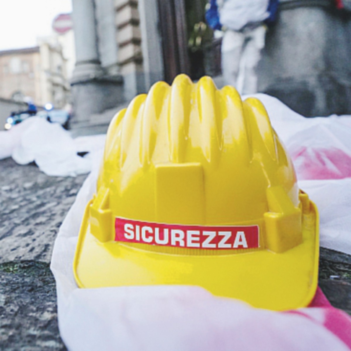 cadono in una cisterna per la raccolta di residui biologici morti due operai nel veneziano