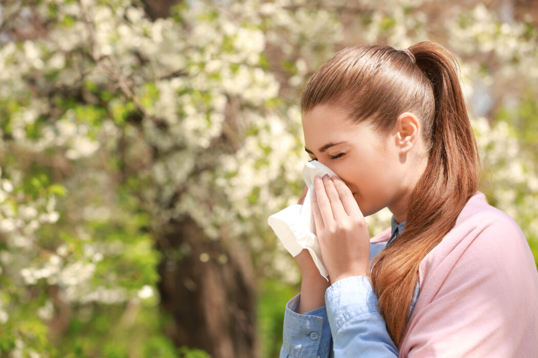 L’allergia di stagione inizia sempre prima, come distinguerla dal raffreddore? I sintomi e i consigli dell’esperto