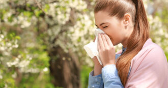 Copertina di L’allergia di stagione inizia sempre prima, come distinguerla dal raffreddore? I sintomi e i consigli dell’esperto