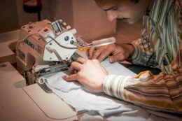 Copertina di A Venezia tra botteghe artigiane e designer per scoprire che cosa significa davvero la sostenibilità della moda: arriva il Fashion Revolution Tour