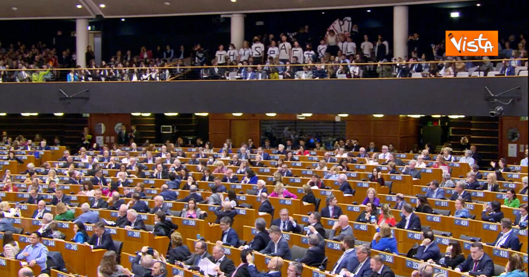 Proteste dal pubblico al Parlamento europeo, interrotto il voto al Patto sui migranti: il video della contestazione