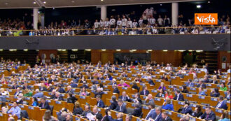 Copertina di Proteste dal pubblico al Parlamento europeo, interrotto il voto al Patto sui migranti: il video della contestazione