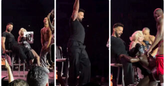 Copertina di Ricky Martin travolto dai ballerini di Madonna si “accende” un po’ troppo sul palco