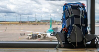 Copertina di Quattro ragazzi trovano una borsa abbandonata contenente oltre 6.000 euro, gioielli in oro e carte di credito: decidono di portarla in Questura