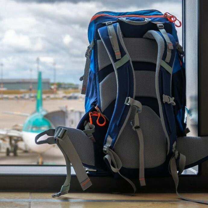 Viaggiare senza bagaglio e noleggiare gli abiti una volta arrivati a destinazione: cos’è il “lugger minimalism” che piace tanto alla Gen Z