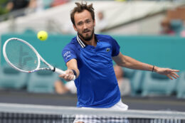 Copertina di La palla chiamata buona fa impazzire Medvedev: si scaglia contro la tenda e attacca l’arbitro a Montecarlo. “State diventando ridicoli”