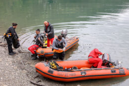 Copertina di Suviana, il racconto del sommozzatore impegnato nei soccorsi: “È come la Concordia, le condizioni sono proibitive. 20 minuti per fare due metri al buio sott’acqua”