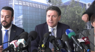 Copertina di I 5 stelle fuori dalla giunta Emiliano in Puglia, Conte a Bari: “Serve pulizia. Niente sconti”. Schlein: “Necessario netto cambio di fase”