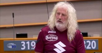Copertina di “Juve mer**, forza Toro”: l’intervento al Parlamento europeo del deputato irlandese (con addosso una maglia del Torino) – Video