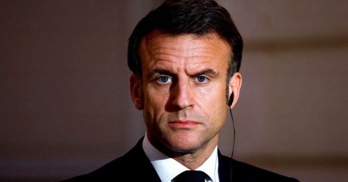 Copertina di Francia, Macron mostra i muscoli alla fabbrica delle munizioni