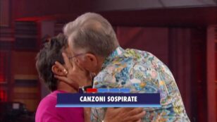 Copertina di Paolo Bonolis bacia sulla bocca Luca Laurenti ad Avanti un altro: “È stato bellissimo, mi hai aperto un varco”