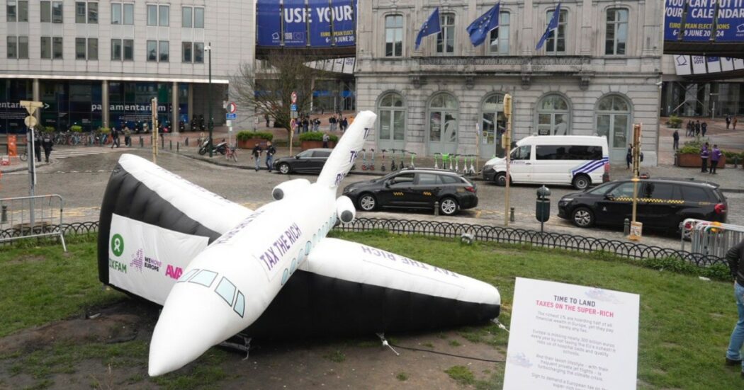 Flashmob di Oxfam davanti al Parlamento Ue: “È tempo di un’imposta europea sui grandi patrimoni e i grandi inquinatori”