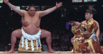 Copertina di Morto Akebono Tarō, la leggenda del sumo aveva 54 anni: fu il primo straniero a diventare yokozuna