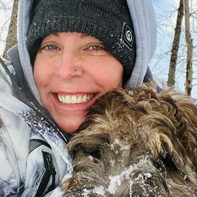 “È morta da eroe”, ritrovato il corpo della donna abbracciata al suo cane: si era gettata nel fiume ghiacciato per salvarlo