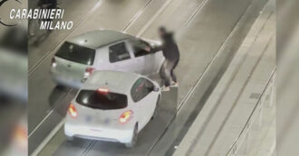 Copertina di Milano, fanno accostare automobilista e poi lo picchiano in quattro per derubarlo: un arresto – Video