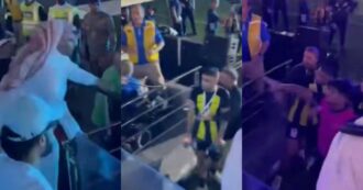 Copertina di Arabia Saudita, calciatore preso a frustate da uno sceicco dopo la Supercoppa: il video che smaschera lo sportwashing del regime